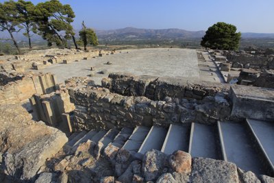 Site archéologique minoen de Phaistos. Vue sur la cour centrale depuis l
