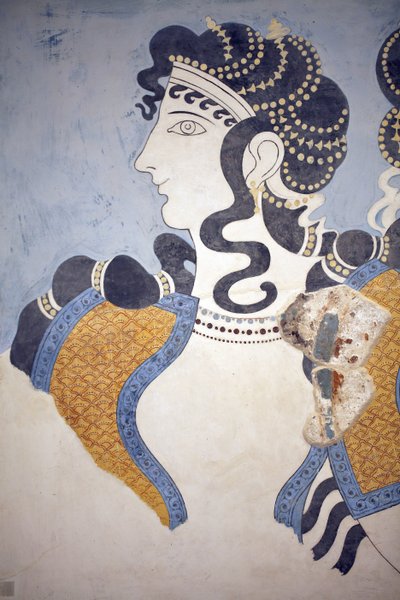 Art minoen. Détails de la fresque Les Dames en bleu. Composition de figures féminines richement vêtues et somptueusement parées représentées sur un fond bleu. Malgré son état fragmentaire, cette peinture murale transmet le sens de l