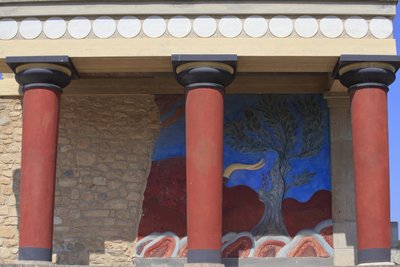 Site archéologique minoen de Knossos. Entrée nord, Hall du pilier nord. Bastion reconstruit par Arthur Evans où il a placé une copie d