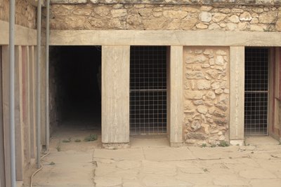 Site archéologique minoen de Knossos. Aile ouest à côté du « sanctuaire tripartite ». Salle avec deux grandes fosses rectangulaires enfoncées dans le sol. Elles étaient remplies de vases en argile et d