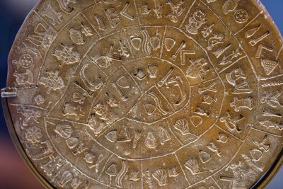 Disque de Phaistos. Signes symboliques disposés en spirale (côté A), début du 17e siècle av. J.-C. - Minoan