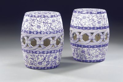 Une paire de sièges de jardin bleus et blancs, vers 1860 - Mintons Ltd