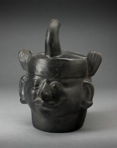 Vase à portrait en forme de règle portant une coiffe féline - Moche
