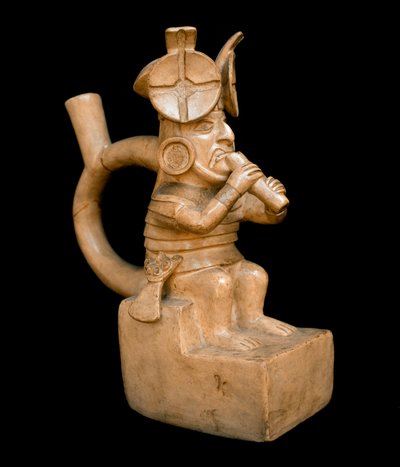 Art précolombien, civilisation mochica : vase anthropomorphe représentant un personnage jouant de la quena, flûte des Andes - Moche Moche