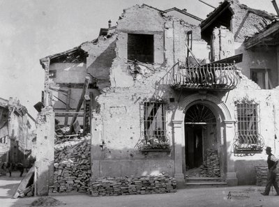 Les bombardements de Sermide : une maison gravement endommagée pendant la Seconde Guerre mondiale - Modestino Baldinetti