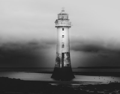Un phare isolé sur la côte - Monika Zemojtel