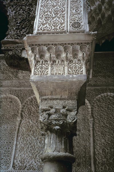 Chapiteau de colonne, de la cour principale, construit par les Saadiens en 1565 - Moroccan School
