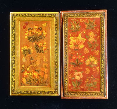 Une paire de boîtiers de miroir de la dynastie Safavide, peints avec des motifs floraux, l