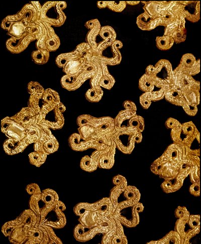 Art mycénien : petites broches en or en forme de pieuvre - Mycenaean