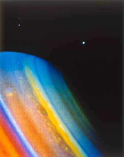 Saturne et sa lune Dioné, vue depuis la sonde Voyager 2 - NASA Images