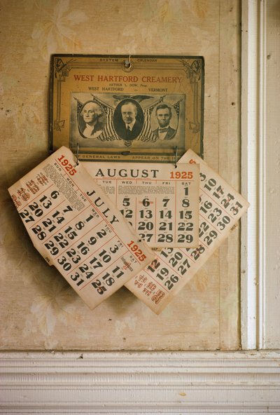 Calendrier à thème patriotique antique pour 1925 accroché dans une maison à Quechee, Vermont sur A... - Nathan Benn