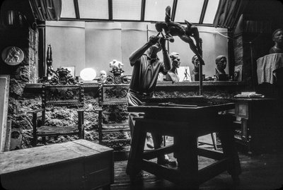 Le sculpteur Walker Hancock travaillant dans son atelier d