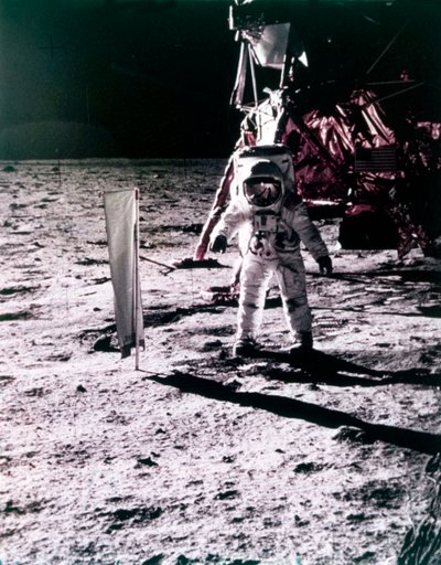 Buzz Aldrin déploie un collecteur de vent solaire sur la surface de la Lune, mission Apollo 11, juillet 1969 - Neil Armstrong