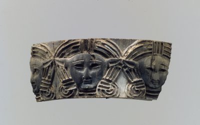 Plaque de meuble ou de boîte à cosmétiques en cloisonné avec trois têtes frontales, c.8e-7e siècle av. J.-C. - Neo Assyrian
