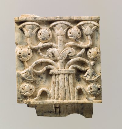 Plaque de meuble sculptée en relief avec arbre stylisé, 8e-7e siècle av. J.-C. - Neo Assyrian