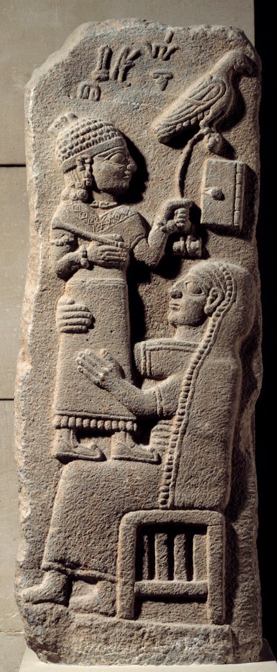 Bas-relief en basalte représentant le scribe Tarhunpiyas sur les genoux de sa mère, tenant l
