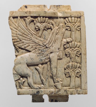 Plaque de meuble sculptée en relief avec un griffon dans un paysage floral, c.9e-8e siècle av. J.-C. - Neo Assyrian