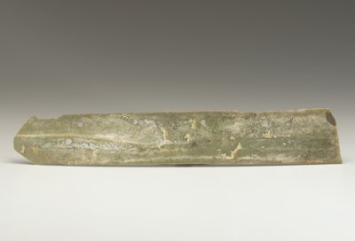 Couteau de récolte (hu), culture Qijia, vers 2500-2000 av. J.-C. (jade) - Neolithic Period Chinese School