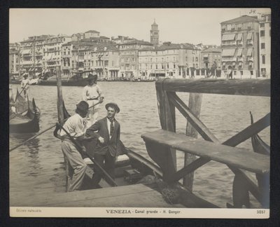 Jeune homme sur une gondole à Venise - Neue Photographische Gesellschaft