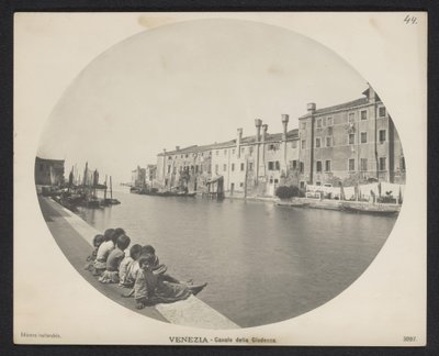 Enfants sur le quai le long d