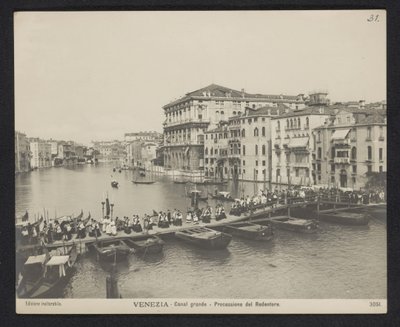 Procession sur un ponton sur le Grand Canal à Venise pendant la Festa del Redentore - Neue Photographische Gesellschaft