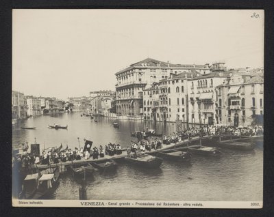 Procession sur un ponton sur le Grand Canal à Venise pendant la Festa del Redentore - Neue Photographische Gesellschaft