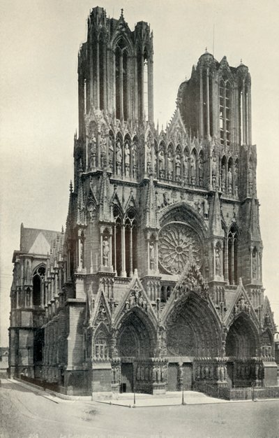 Un grand bâtiment gothique : La cathédrale de Reims, construite aux XIIIe et XIVe siècles - Neurdein
