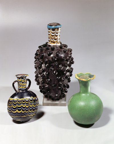 Vases égyptiens : grappe de raisin, grenade et motif de vague (verre) - New Kingdom Egyptian