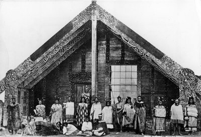 Maison de réunion Maori, vers 1863-80 - New Zealand Photographer