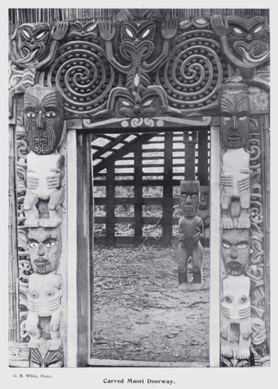 Nouvelle-Plymouth, Nouvelle-Zélande : Porte Maori sculptée - New Zealand Photographer