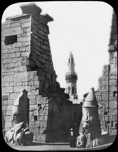 Minaret et ruines du temple de Louxor, Louxor, Égypte, vers 1890. Diapositive de lanterne - Newton and Co