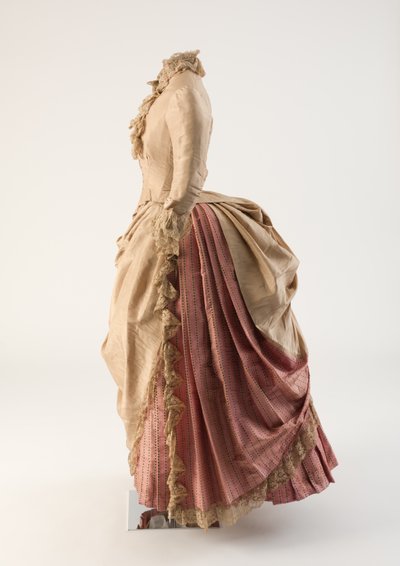 Robe de jour en biscuit et soie rose - Nicholson and Wordley