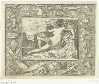 Élément eau comme femme près d