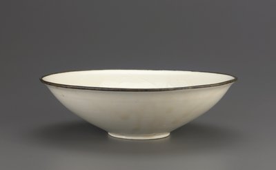 Bol en céramique Ding avec décoration de lotus incisée, province du Hebei, XIe-début XIIe siècle - Northern Song Dynasty Chinese School