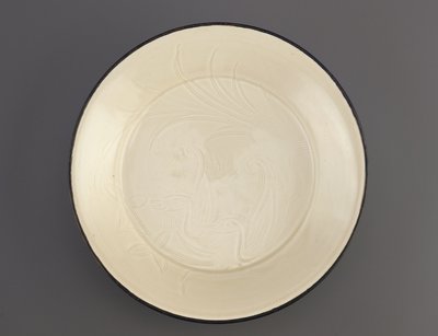 Plat en Ding avec décoration incisée de canards, province du Hebei, 11e-début 12e siècle - Northern Song Dynasty Chinese School