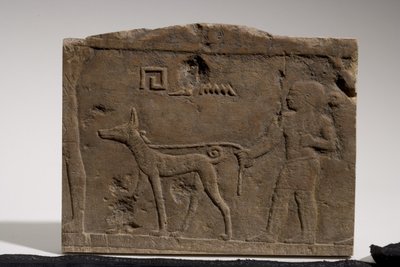 Relief représentant un nain et un chien de chasse nommé Ebony, 4e-5e dynastie, 2573-2311 av. J.-C. (calcaire) - Old Kingdom Egyptian