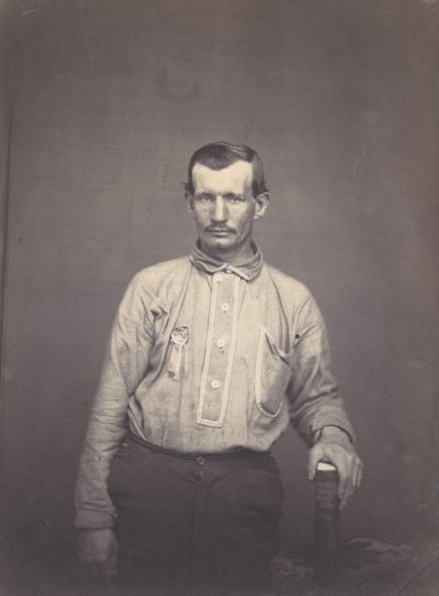 Homme tenant un livre du bureau des brevets, vers 1857 - Oliver H. Willard.