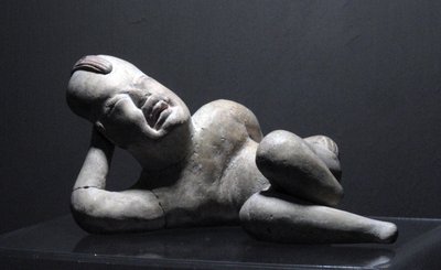 Figurine de bébé Olmèque allongée, Villa Nueva - Olmec