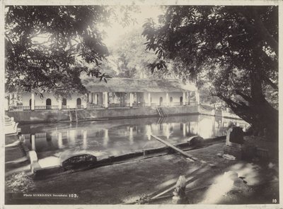 Lieu de baignade avec galerie, peut-être à Surabaya - Onnes Kurkdjian