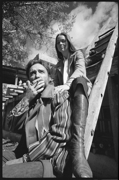 Dennis Hopper et sa femme Michelle Phillips sur une échelle au Nouveau-Mexique - Orlando Suero