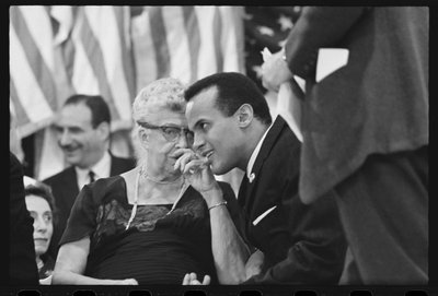 Eleanor Roosevelt avec Harry Belafonte lors d