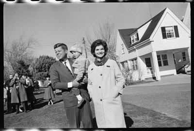 John F. Kennedy avec Jackie Kennedy et leur fille, Caroline - Orlando Suero