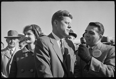 John F. Kennedy avec un reporter et Jackie Kennedy pendant les élections - Orlando Suero