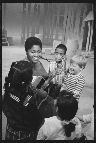 Odetta chante pour les enfants sur le plateau d