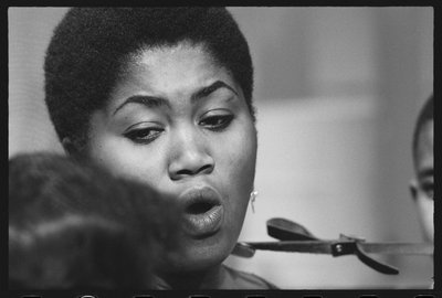 Odetta chante aux enfants sur le plateau d