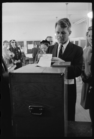 Robert F. Kennedy vote pour son frère - Orlando Suero