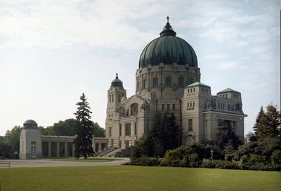 Vue du tombeau familial par l