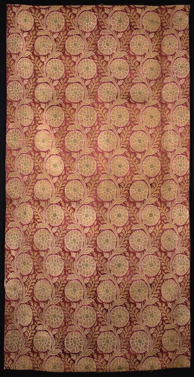 Longueur de satin rouge tissé avec des tiges ondulantes et des têtes de fleurs dorées - Ottoman School