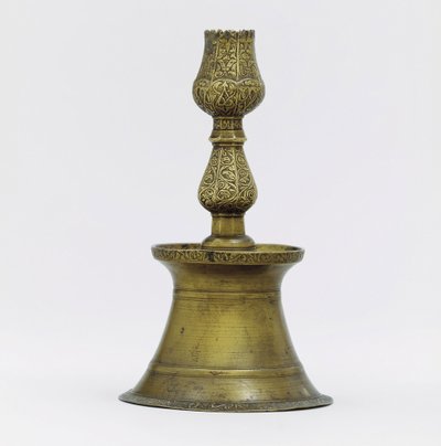 Un chandelier en laiton ottoman, le col avec une décoration incisée d
