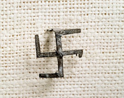 Antiquité chrétienne : fibule en forme de svastika (qui inspirera la croix gammée). Ier au IIIe siècle. Musée National d